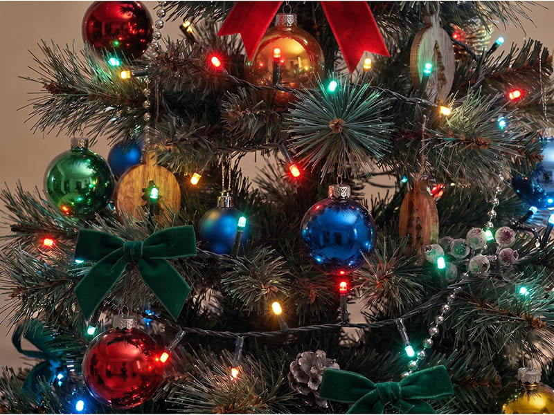 CORDÃO LUMINOSO TASCHIBRA 100 LEDS 8 FUNÇÕES ISOL VD 127V COLORIDO