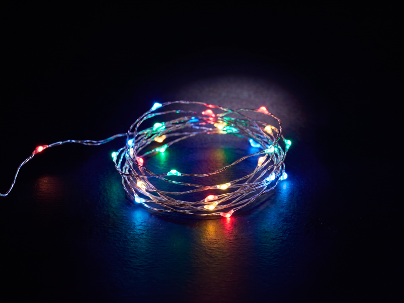 CORDÃO LUMINOSO TASCHIBRA 50 MINI LED ARAME PILHA COLORIDO
