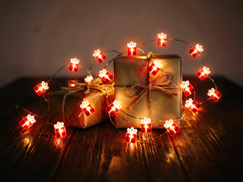 Imagem do produto CORDÃO LUMINOSO TASCHIBRA 30 LEDS PRESENTES PILHA 3000K na categoria NATAL CORDÃO