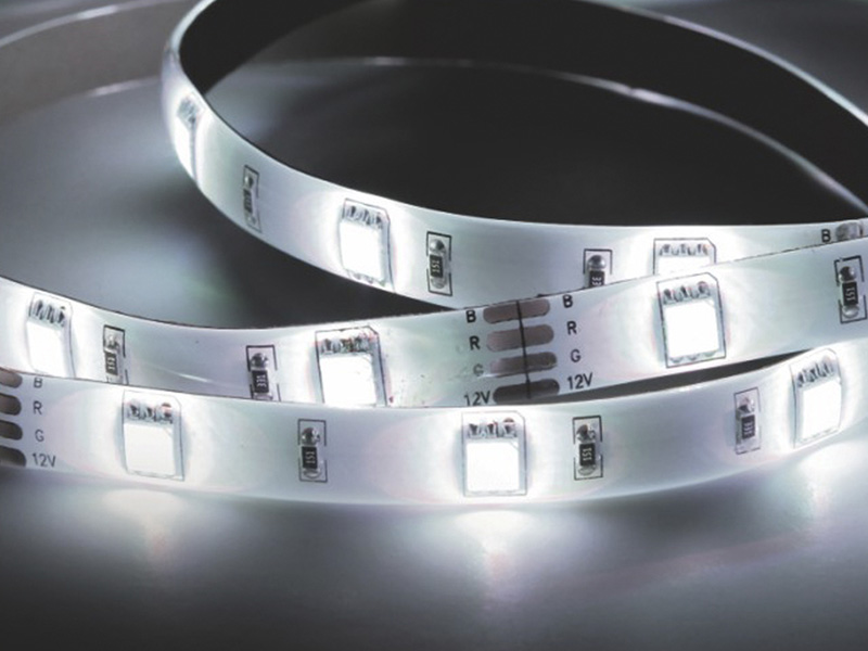 FITA LED 2,5W 30 LEDS/M 5M 12V COM FONTE AUTOVOLT IP20 BRANCO