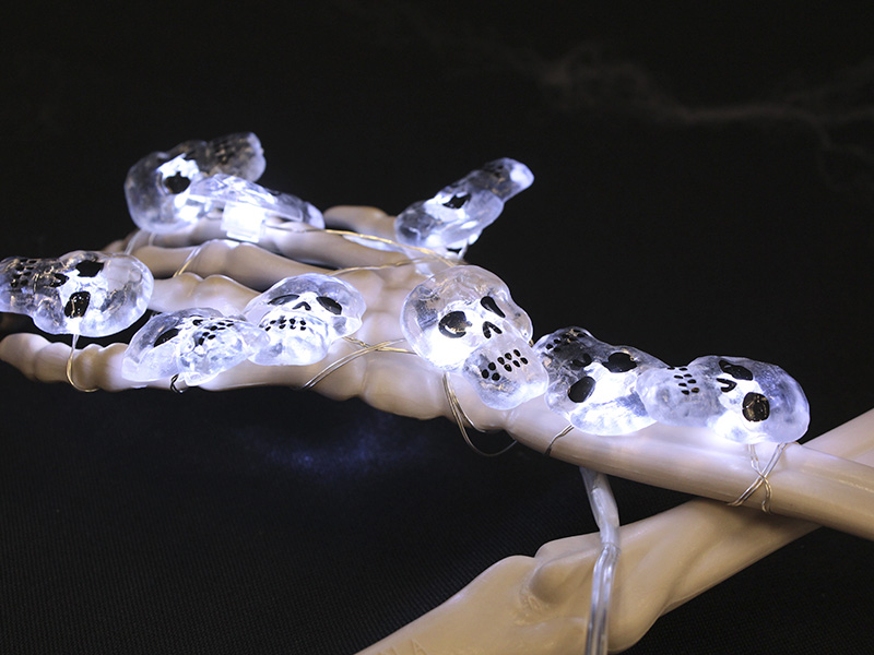 CORDÃO HALLOWEEN TASCHIBRA LED 10 CAVEIRAS BRANCAS 2XAA .