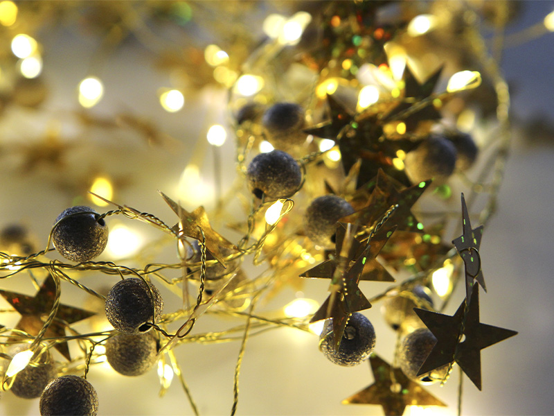 CORDÃO LUMINOSO TASCHIBRA 80 LEDS ESTRELA DOURADA PILHA 3000K